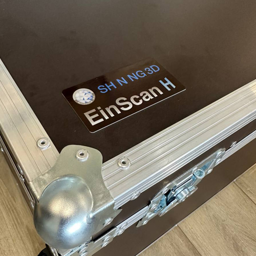 Алюминиевая табличка на кейсе