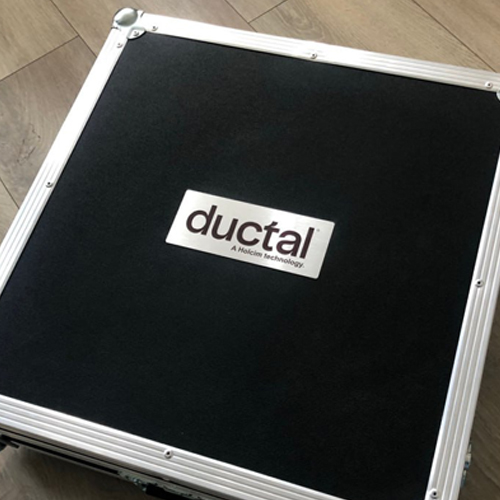 Алюминиевая табличка на кейсе