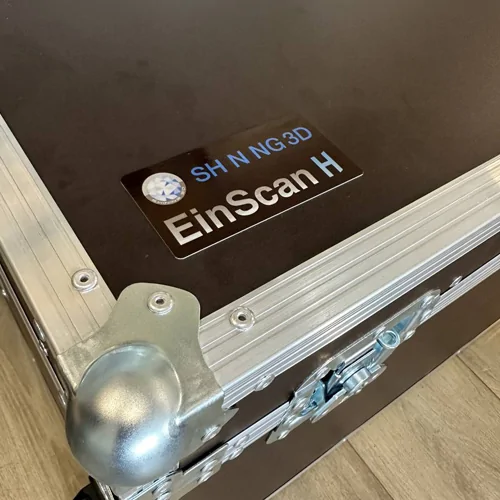 Алюминиевая табличка на кейсе