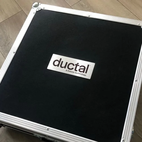 Алюминиевая табличка на кейсе