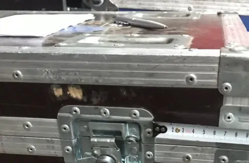 поцарапанный кофр из фанеры