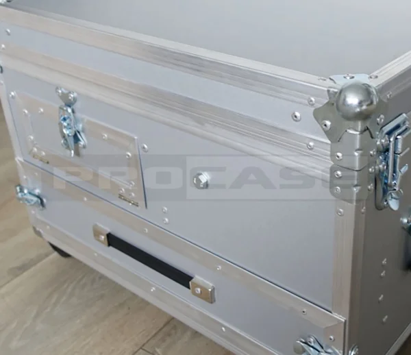 Кофр для встроенного оборудования с дополнительными отсеками