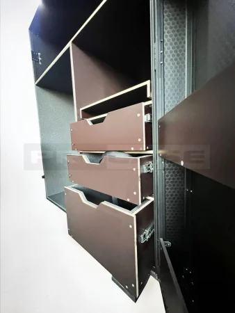 Шкаф для костюмов и одежды