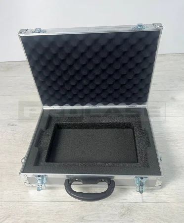 Алюминиевый кейс для ноутбука с ремешком