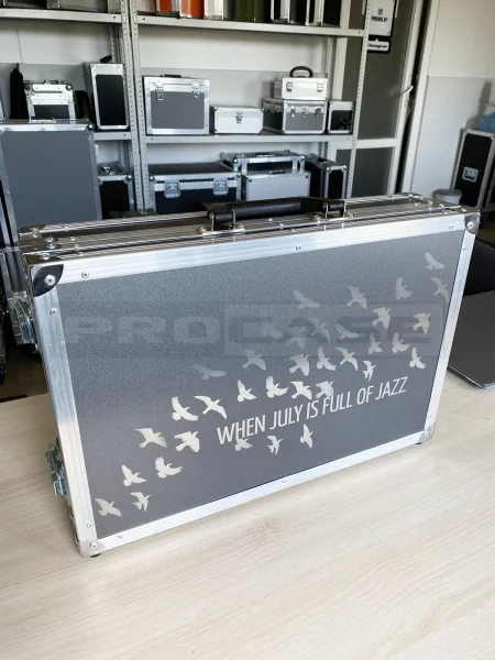 Алюминиевый кейс для ноутбука с гравировкой