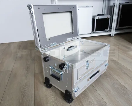 Кофр для встроенного оборудования с дополнительными отсеками