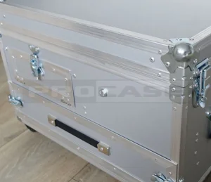 Кофр для встроенного оборудования с дополнительными отсеками