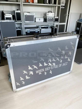 Алюминиевый кейс для ноутбука с гравировкой