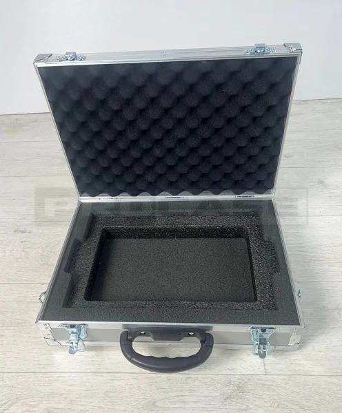 Алюминиевый кейс для ноутбука с ремешком