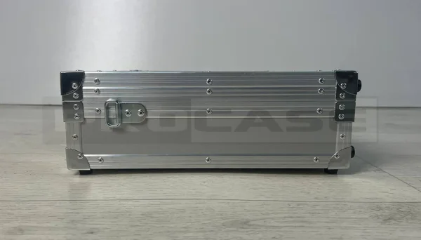 Алюминиевый кейс для ноутбука с ремешком