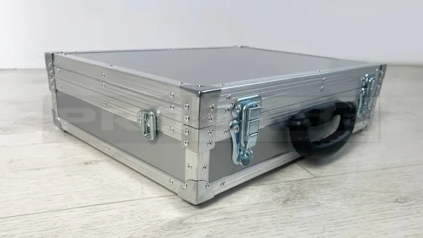 Алюминиевый кейс для ноутбука с ремешком