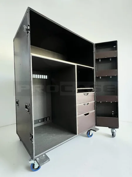 Шкаф для костюмов и одежды